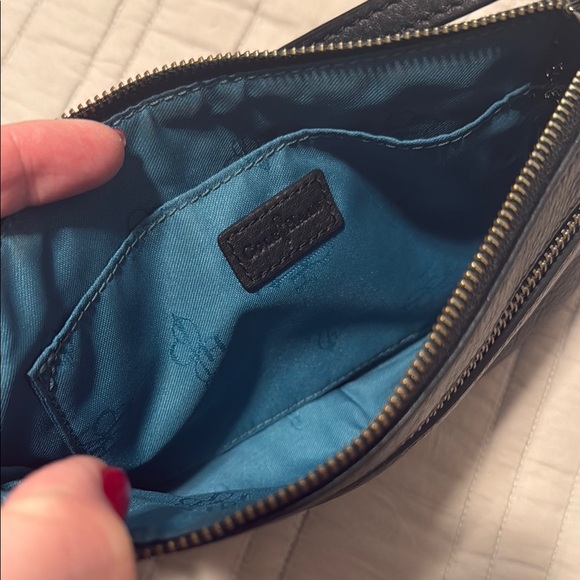 Minimalist Black Leather Crossbody Bag with Adjustable Strap - Picture 4 of 6